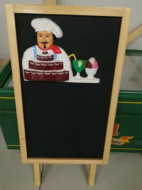 Oglasna tabla sa stikerom